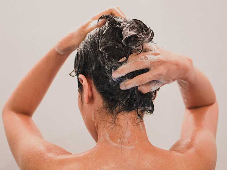 Популярные методы использования горячей воды для мытья волос