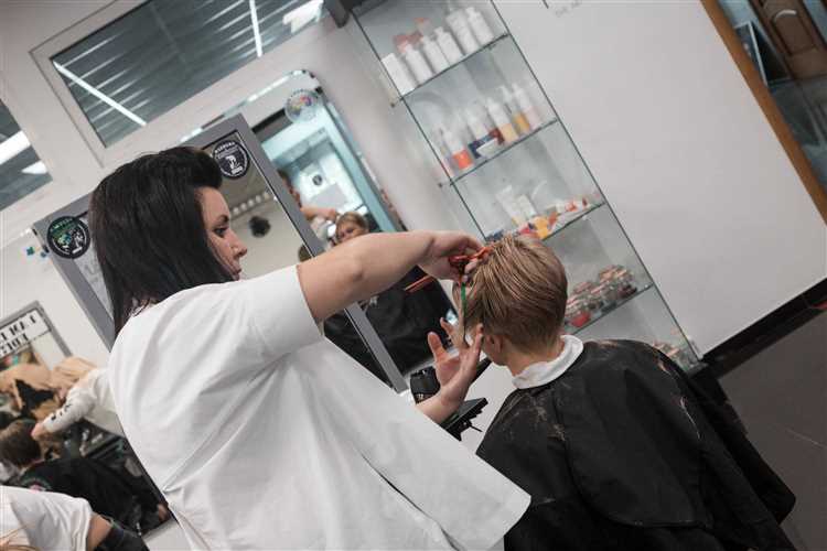 Профессиональная стрижка челки: как выбрать лучшего парикмахера Профессиональное мастерство: как выбрать парикмахера для стрижки челки